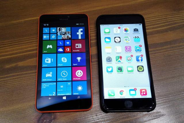 Microsoft Lumia 640 XL Le Lumia 640 XL à côté de l'iPhone 6 Plus d'Apple. Ses dimensions en sont très proches.