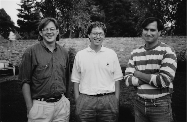 À gauche de Bill Gates et Steve Jobs, Rick Tetzeli, l’un des deux auteurs du livre. Brent Scheider, l’autre auteur, a pris la photo en 1991.